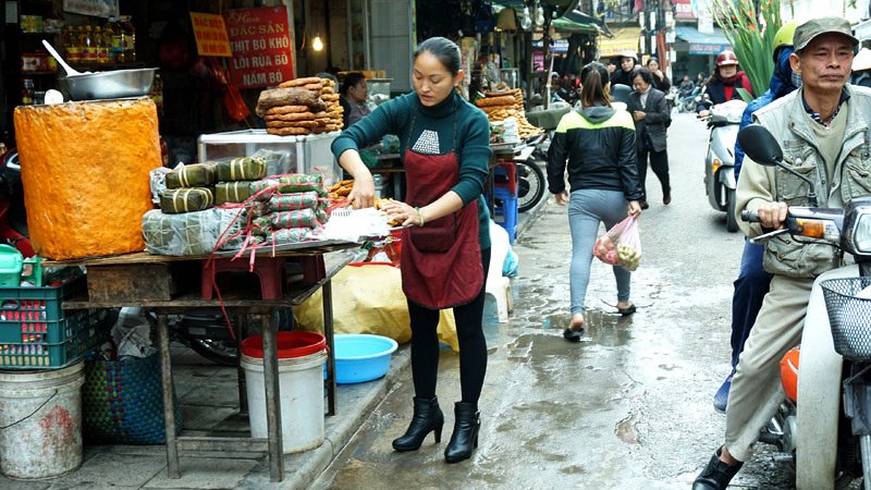 "Lạ[-]kỳ"[-]dân[-]Thủ[-]đô[-]ăn[-]uống[-]cạnh[-]cống[-]rãnh